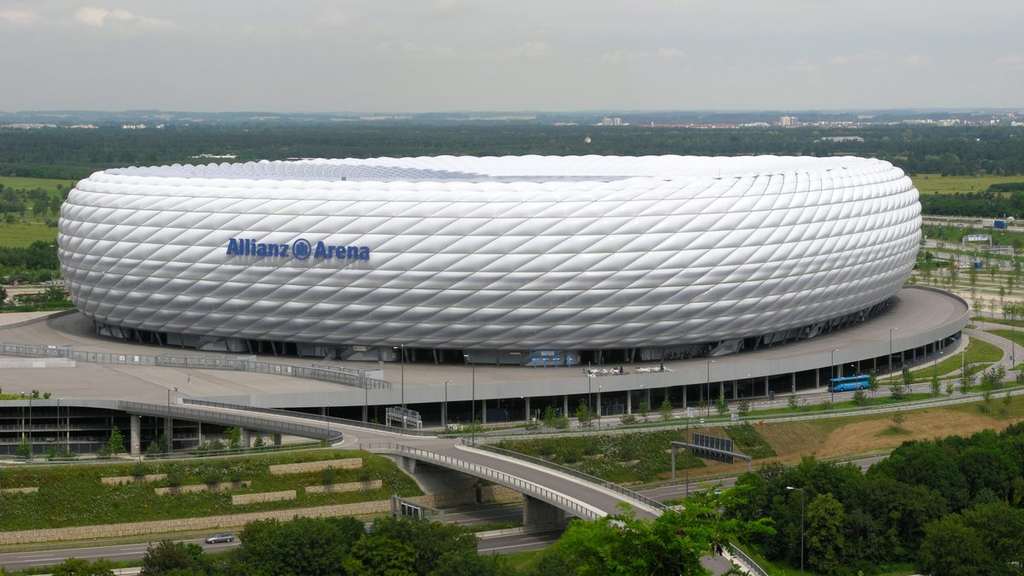 Diaz Scores Hat Trick as Bayern Thrash Leipzig 6-1 to Go Top
