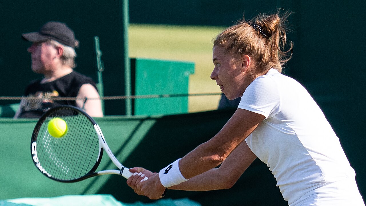 Chwalinska Beats Injured Swiatek 7-5, 6-1 to Reach First WTA 1000 Final in Wuhan