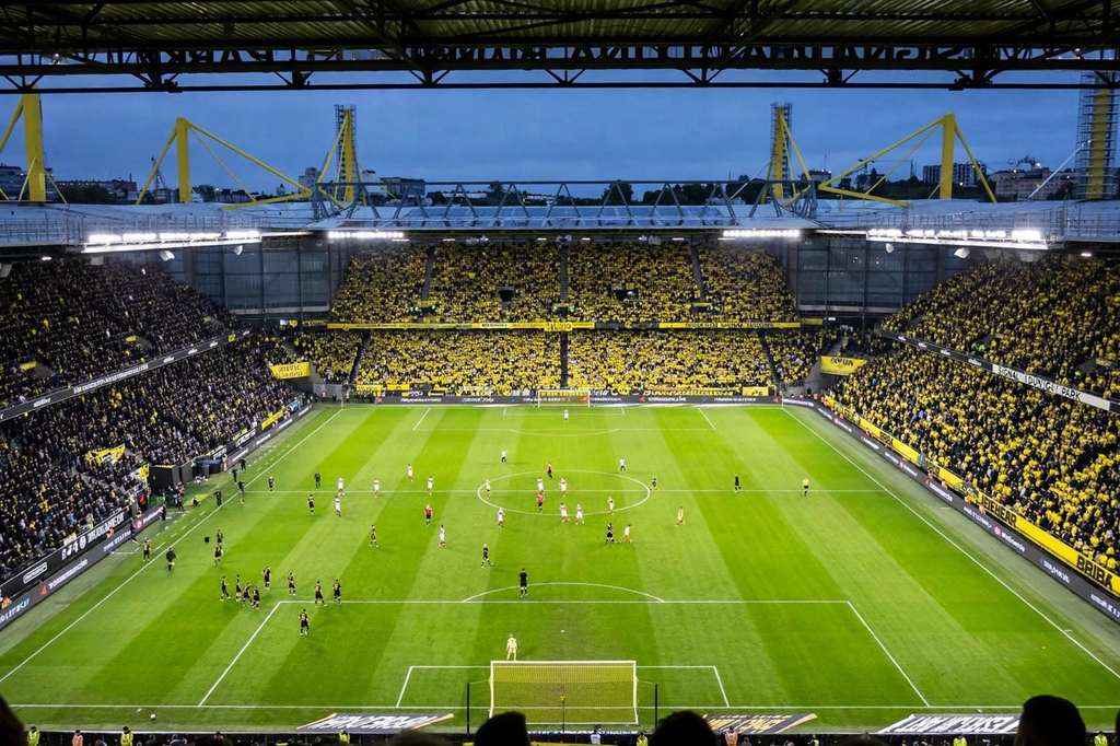 Dortmund Beat Frankfurt 1-0 as Beier Scores Late Winner to Send Them Top
