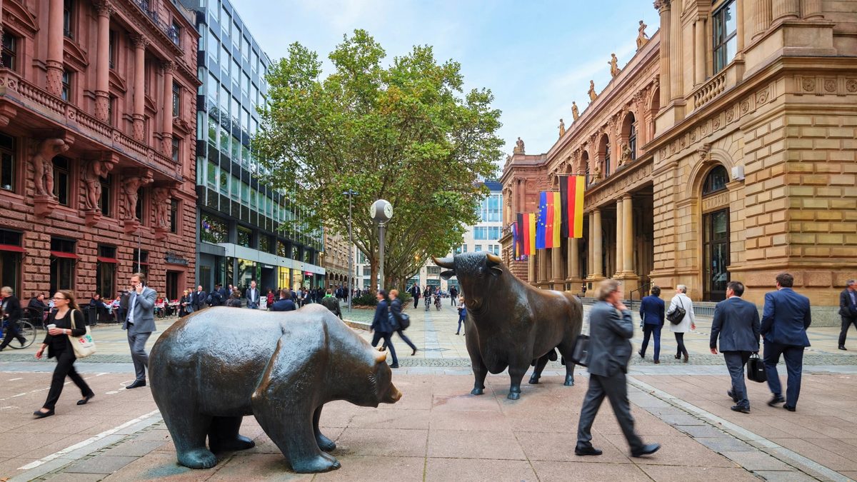 Europe Falls as US Futures Rebound After AI Rout