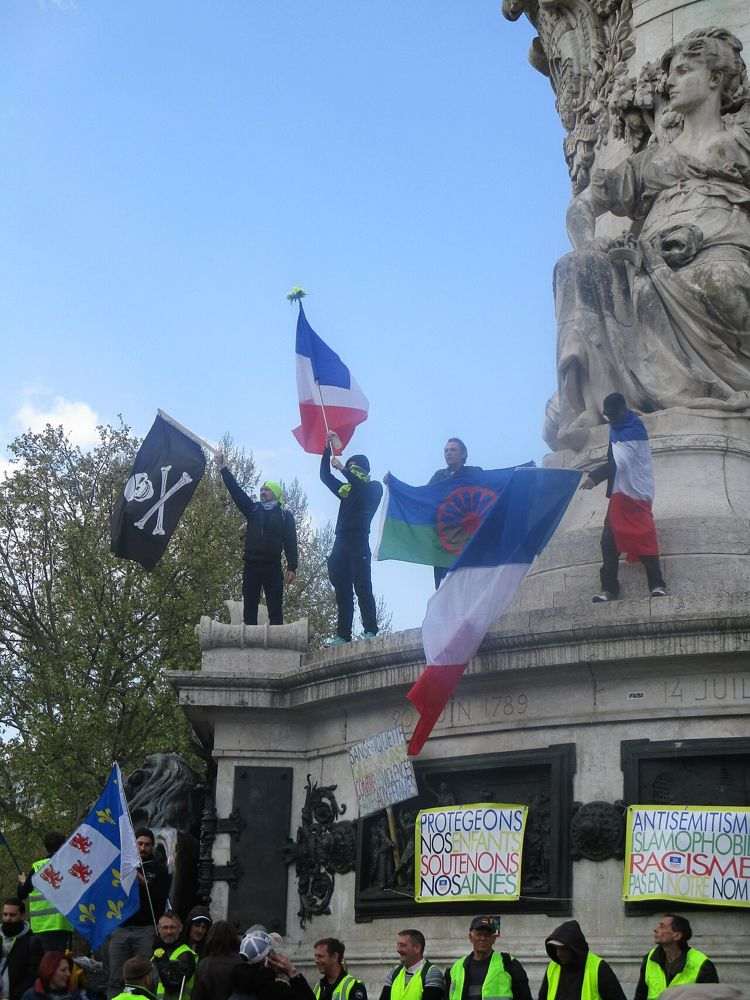 Le Conseil d'Etat maintient l'interdiction du cortege dans le centre de Paris, 70 000 policiers deployes dans tout le pays