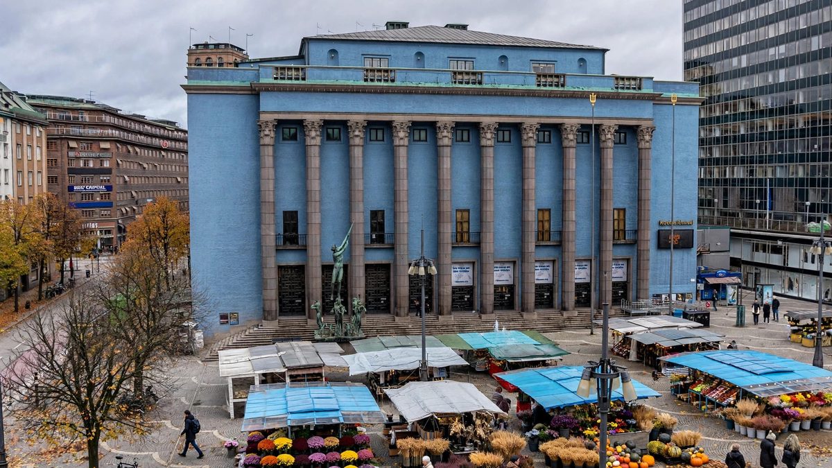 Hall and Woodford Win Nobel Economics Prize for Stabilization Work