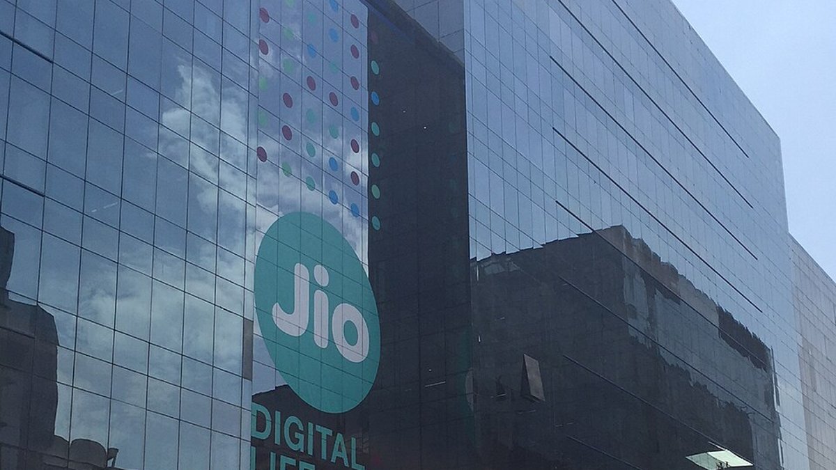 Jio Sets Price Band for India's Biggest IPO, and Reliance Shares Jump