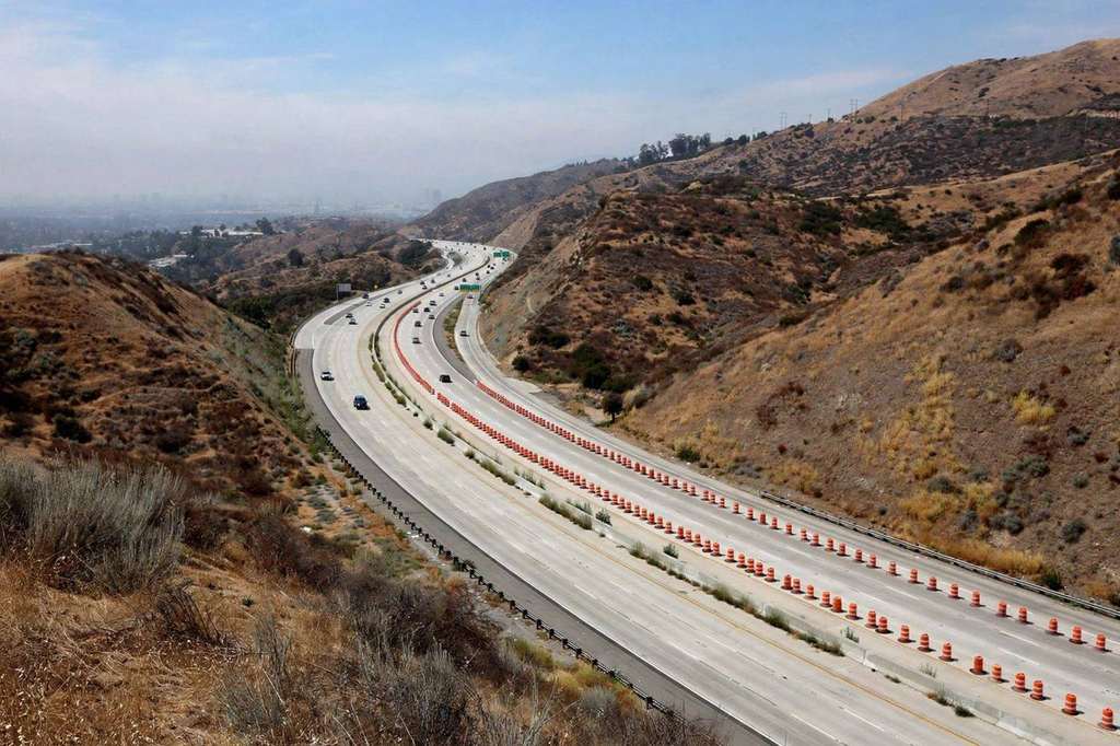 Los Angeles, California: Southbound I-405 Through Sepulveda Pass Drops to Three Lanes This Weekend