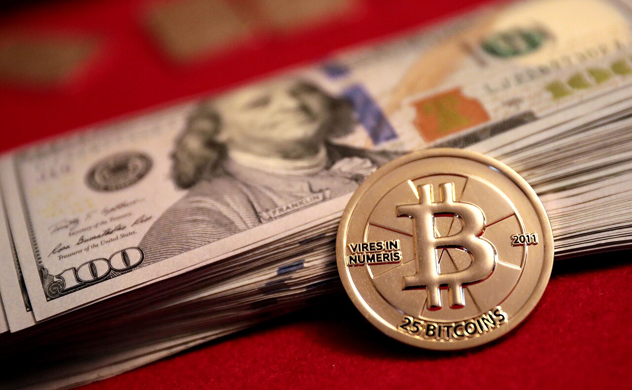 Bitcoin Falls Below 81,000 Dollars as Crypto Liquidations Near 1 Billion Dollars