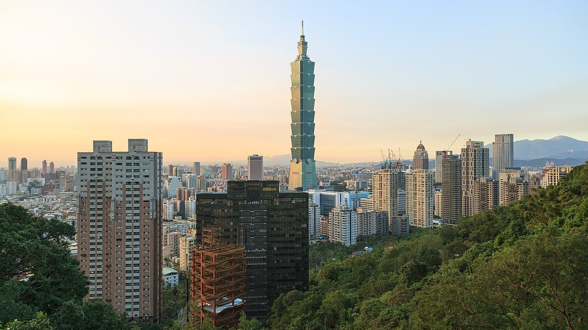 Taiex Falls 1.1 Percent to 46,293 as Foreign Investors Sell Before Futures Settlement