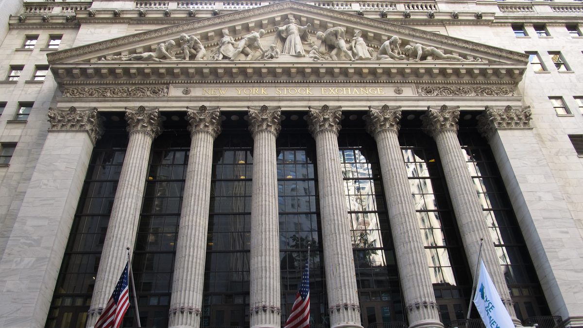 Dow Falls 180 Points as Bank Earnings Fail to Lift Wall Street